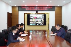 传递了校园周边小食物店存正在的生熟食物混放